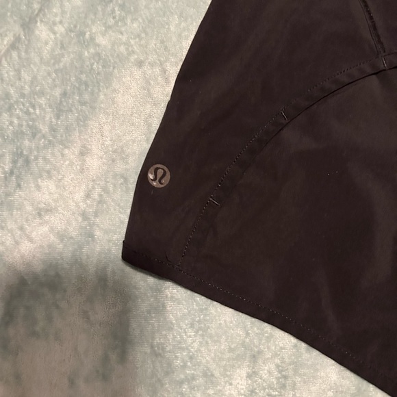 Lululemon shorts size 8 - Picture 4 of 4